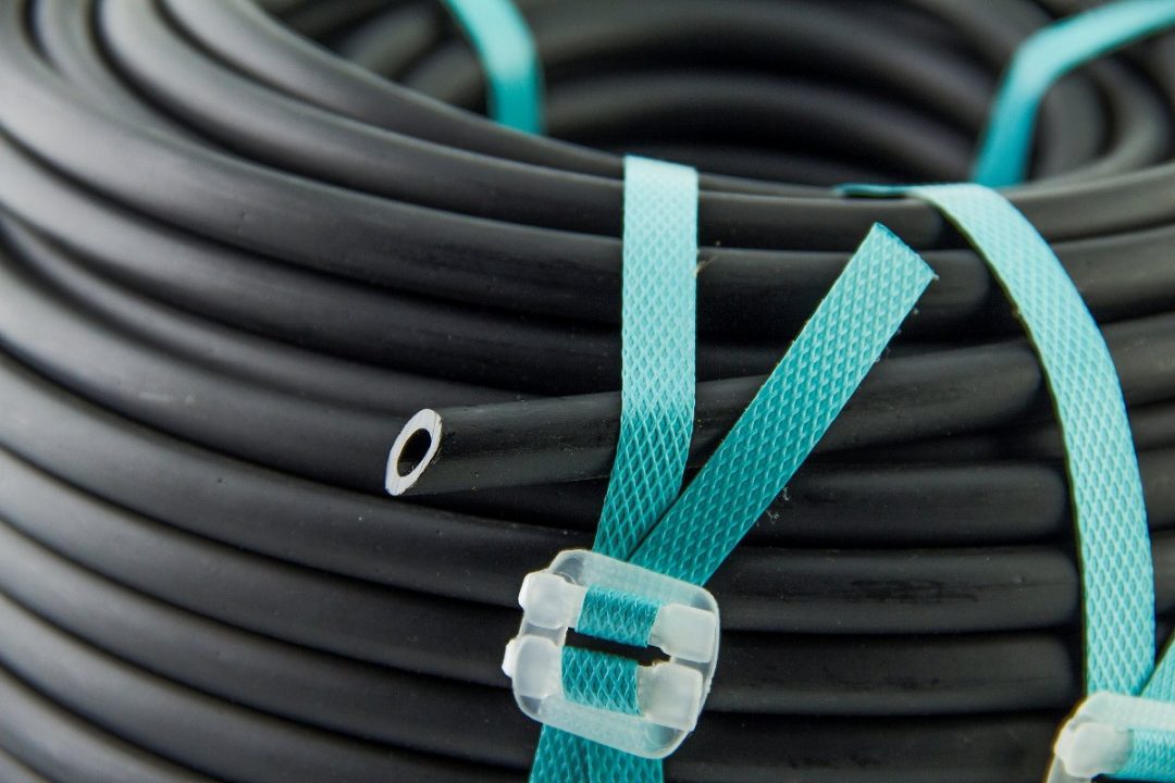 Aislador tubo plástico en varillas para cercas eléctricas | Renovables