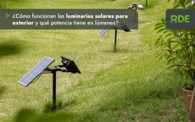 ¿Cómo funcionan las luminarias solares para exterior y qué potencia tiene en lúmenes?